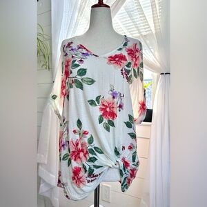 Kaileigh white floral print V-neck blouse with knotted front hem.
Size: medium